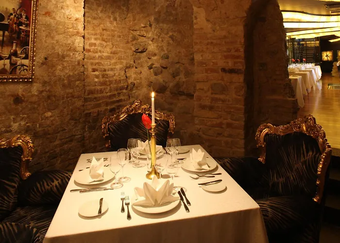 Royal Square Hotel & Suites